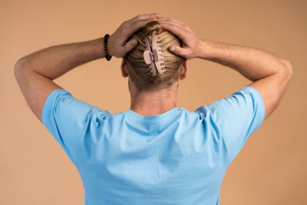 a man wearing big hair clip back view