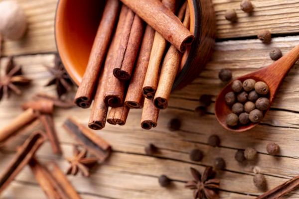 Cinnamon for lighten hair